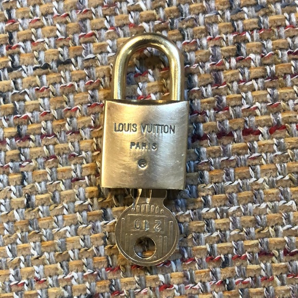 Vintage LV Louis Vuitton Padlock Lock & Key 210 - Picture 6 of 7